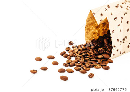 Paper bag with grain coffee on white background. coffee beans isolated on white background. roasted coffee beans, can be used as a background. 87642776
