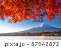 《神奈川県》秋の富士山・紅葉のアーチ 87642872
