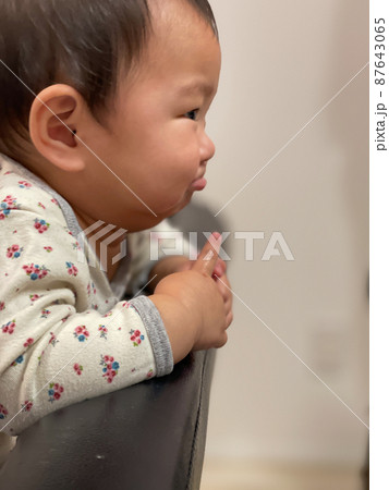 プニプニほっぺの赤ちゃん 87643065