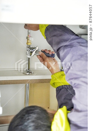 システムキッチンの設備工事で水栓の接続 87644057