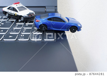 黒いキーボードと1台のパトカーと青いスポーツカー 87644281