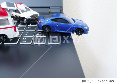 黒いキーボードと1台のパトカーと1台の救急車と青いスポーツカー 87644369