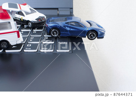 黒いキーボードと1台のパトカーと1台の救急車と青いスポーツカー 87644371