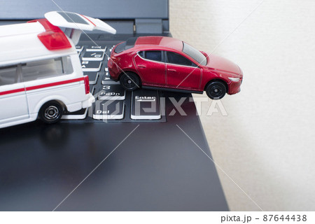 黒いキーボードと1台の救急車と赤い車 黒いキーボードと1台の救急車と赤い車 87644438