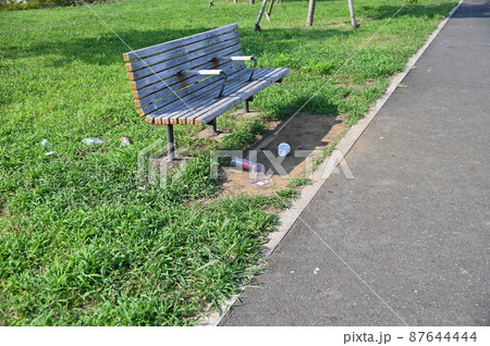 公園の3人掛けで肘置きのある木製ベンチ 公園の3人掛けで肘置きのある木製ベンチ 87644444