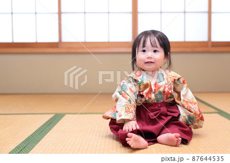 和室で袴を着る赤ちゃん 87644535
