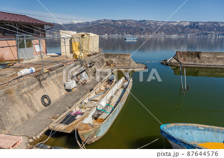 ワカサギ漁の船と諏訪湖 87644576