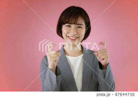 手話を話す女性「挨拶」 手話を話す女性「挨拶」 87644730