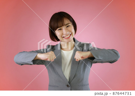 手話を話す女性「頑張って」 手話を話す女性「頑張って」 87644731