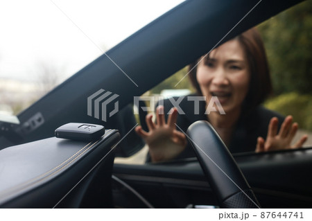 鍵をインロックしてしまった女性 鍵をインロックしてしまった女性 87644741