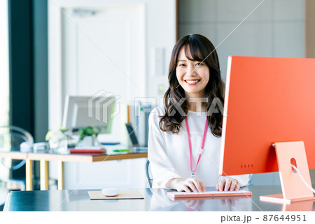 オフィスの若い女性のビジネスウーマン　 87644951