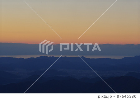 部子山からの若狭湾 越前市方向の夕景 福井県今立郡池田町 部子山からの若狭湾 越前市方向の夕景 福井県今立郡池田町 87645530