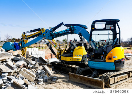 建設機械 重機ミニユンボと快晴の青空 建設機械 重機ミニユンボと快晴の青空 87646098