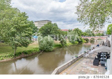 Leine river in Mitte quarter of Hannover, Germany. 87646528