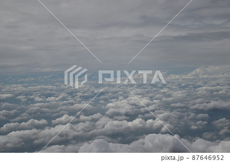 航空機の窓から撮影した雲海 87646952