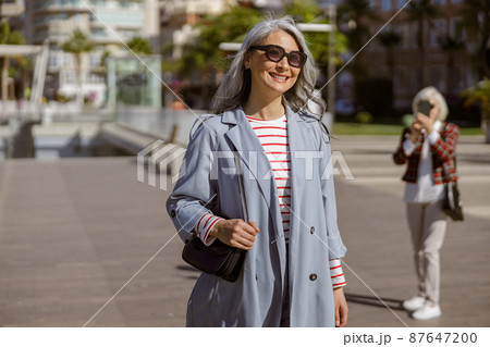 Well dressed female taking stroll through city 87647200
