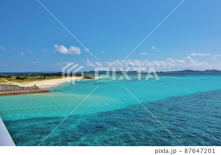 野甫大橋から伊是名島　米崎ビーチ 87647201