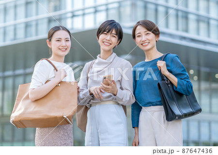 ビジネスウーマン 3人 ビジネスウーマン 3人 87647436