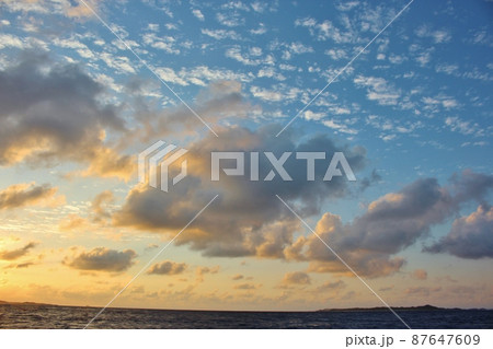 夕暮れの伊是名島 87647609