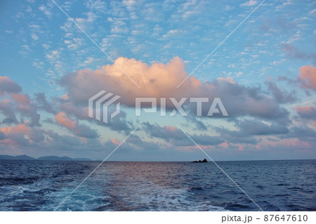 船上から見る伊平屋島 87647610