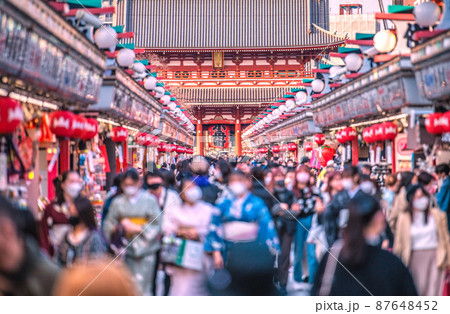 日本の東京都市景観 3.11…BA.2多重感染爆発…自宅放置死2月過去最多…賑わう浅草寺＝3月11日 87648452