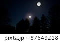 月と外灯のある真夜中の空 87649218