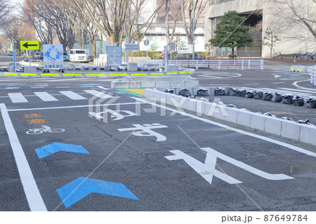 交差点手前の道路標示「ゆずれ」(環状交差点、ラウンドアバウト) 交差点手前の道路標示「ゆずれ」(環状交差点、ラウンドアバウト) 87649784