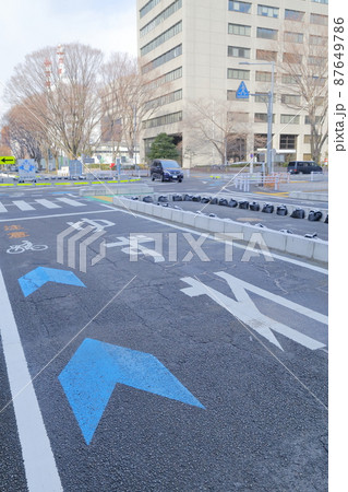 交差点手前の道路標示「ゆずれ」(環状交差点、ラウンドアバウト) 交差点手前の道路標示「ゆずれ」(環状交差点、ラウンドアバウト) 87649786