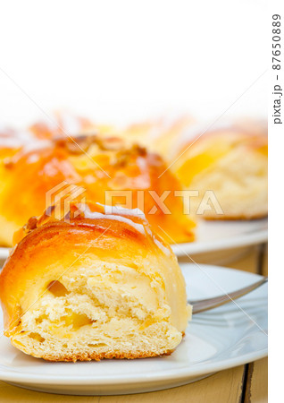 sweet bread donut cake 87650889