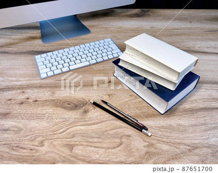 試験勉強　筆記用具と和英辞典 87651700