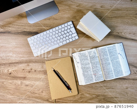 試験勉強　筆記用具と和英辞典　俯瞰 87651940