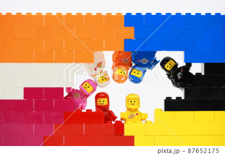 six astronaut minifigures appear on the whole of wall 87652175