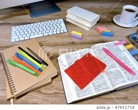 試験勉強　筆記用具と和英辞典 87652758