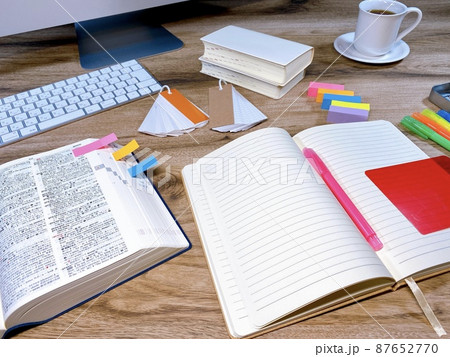 試験勉強　筆記用具と和英辞典 87652770