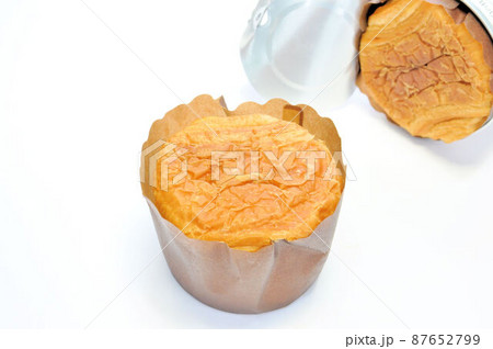 缶詰めに入った備蓄パン 87652799
