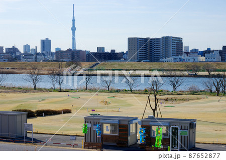 青空が広がる川の手住宅街と東京スカイツリー　河川敷ゴルフ場 87652877