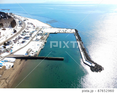 早春の北海道木古内町札苅漁港の風景を空撮 87652960