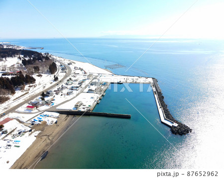 早春の北海道木古内町札苅漁港の風景を空撮 87652962