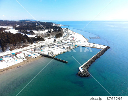 早春の北海道木古内町札苅漁港の風景を空撮 87652964