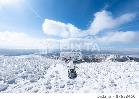 山形蔵王白銀世界樹氷原とロープウェイ地蔵山頂駅 山形蔵王白銀世界樹氷原とロープウェイ地蔵山頂駅 87653450