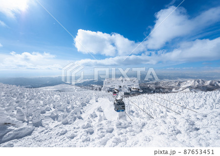 山形蔵王白銀世界樹氷原とロープウェイ地蔵山頂駅 山形蔵王白銀世界樹氷原とロープウェイ地蔵山頂駅 87653451
