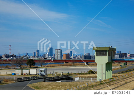 荒川の西新井橋緑地より西新井橋方面を望む 富士山 荒川の西新井橋緑地より西新井橋方面を望む 富士山 87653542