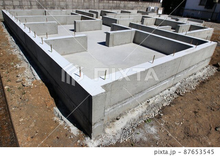 完成し仮枠を外した新築一戸建てのベタ基礎 87653545