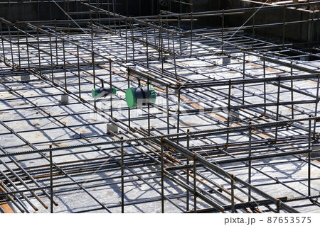 配筋が完成した新築一戸建てのベタ基礎 配筋が完成した新築一戸建てのベタ基礎 87653575