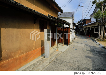 【広島県】晴天下の若胡子屋跡と旧金子家住宅（とびしま海道　御手洗町並み保存地区） 87653828