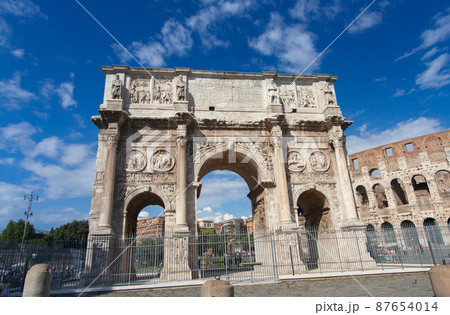 コンスタンティヌスの凱旋門とコロッセオ(イタリア-ローマ) 87654014