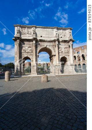 コンスタンティヌスの凱旋門とコロッセオ(イタリア-ローマ) コンスタンティヌスの凱旋門とコロッセオ(イタリア-ローマ) 87654015