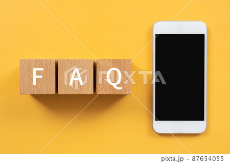よくある質問｜「FAQ」と書かれた積み木とスマホ 87654055