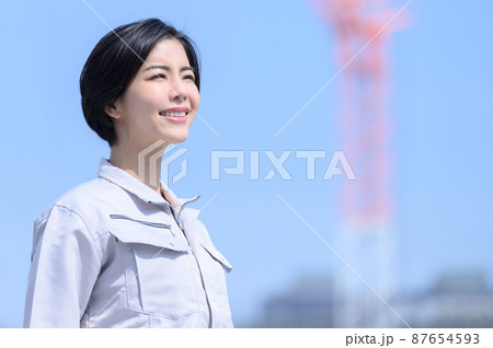 作業着姿で微笑む日本人女性 作業着姿で微笑む日本人女性 87654593