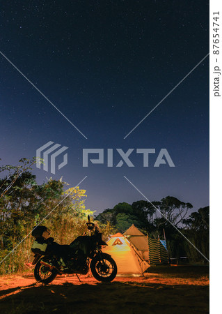 キャンプツーリングでの星空 87654741